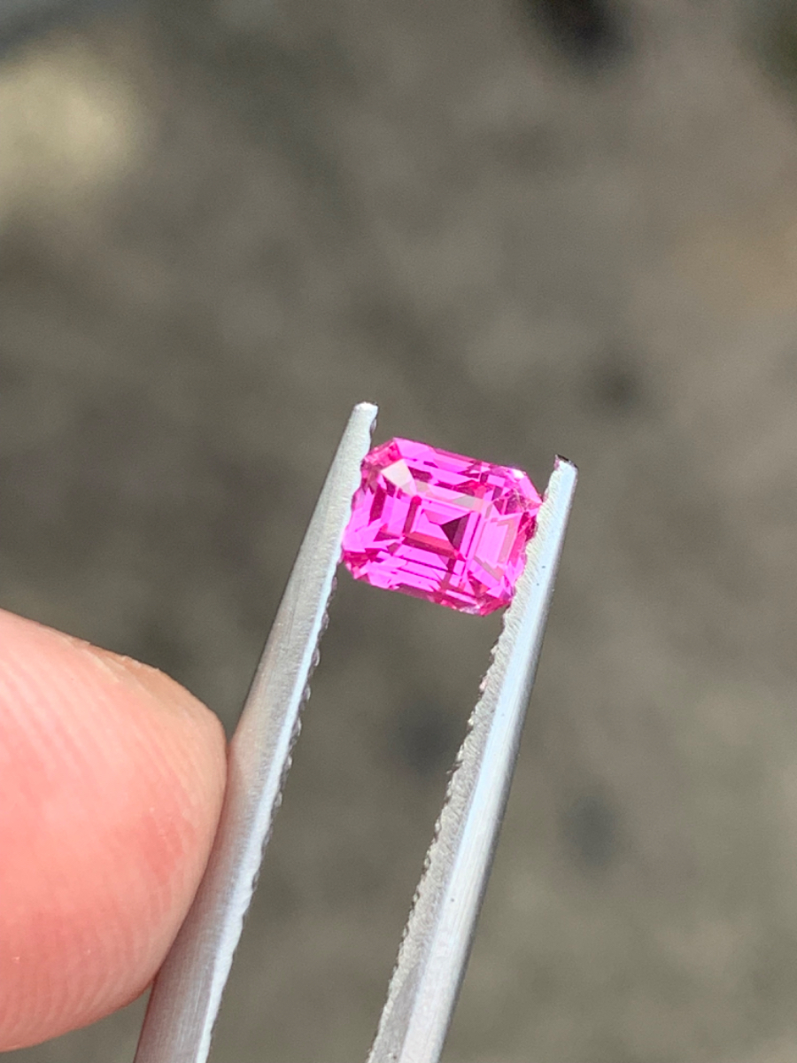 粉色蓝宝石