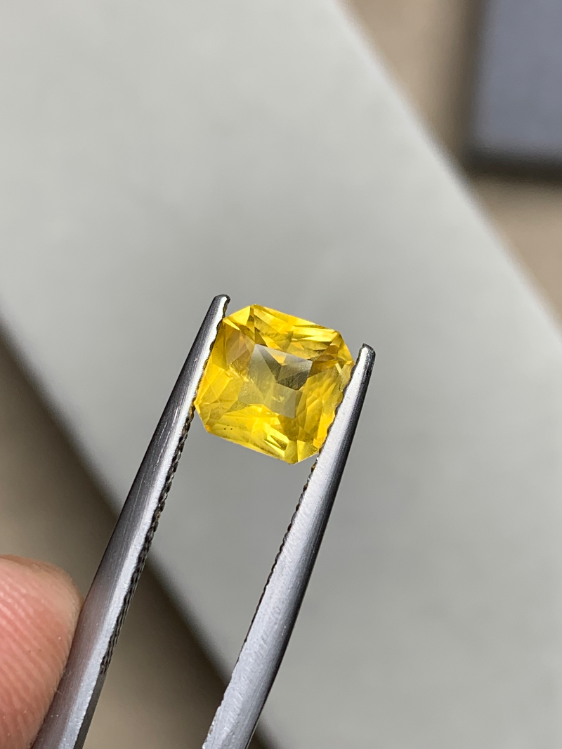 黄色蓝宝石