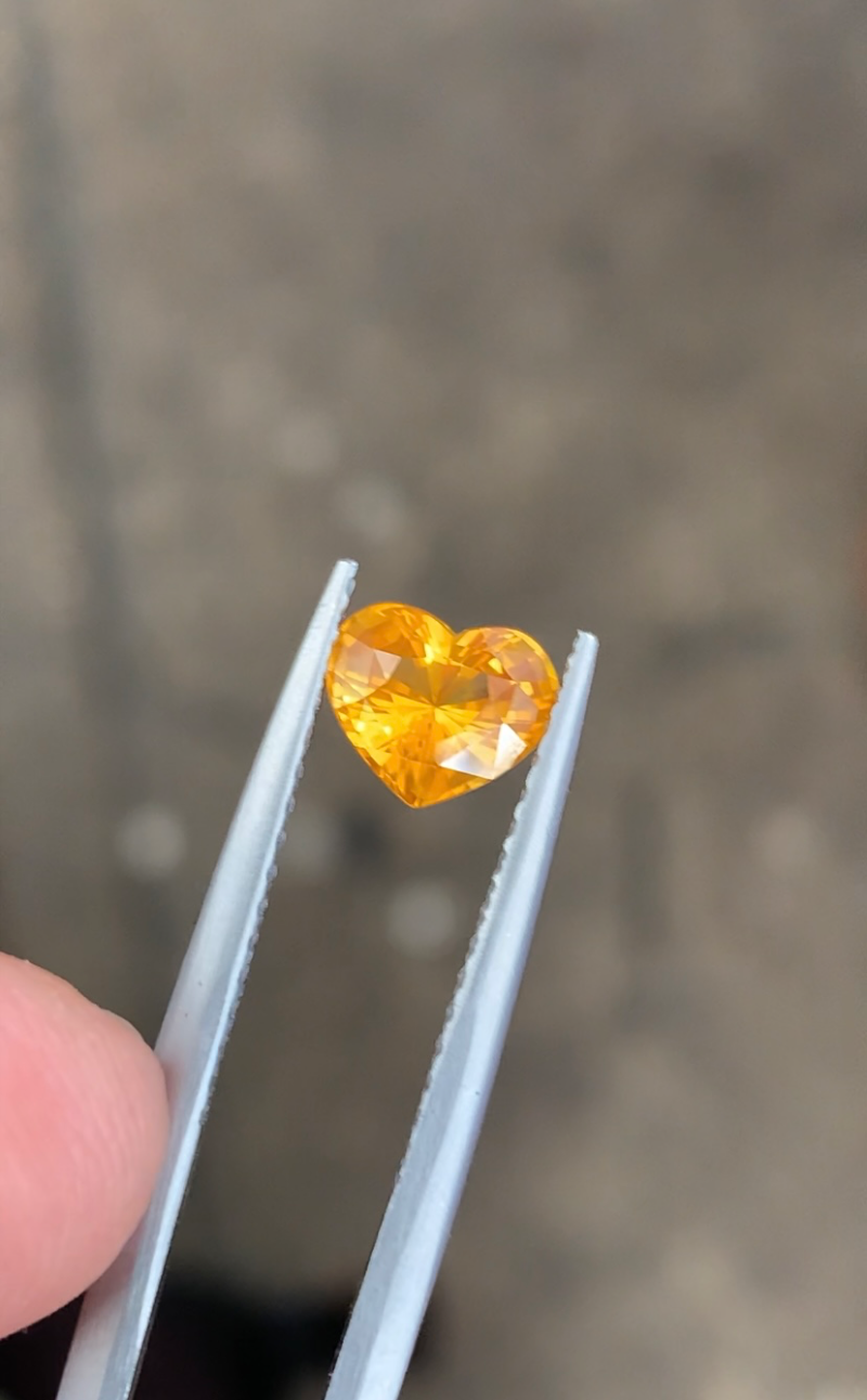 黄色蓝宝石