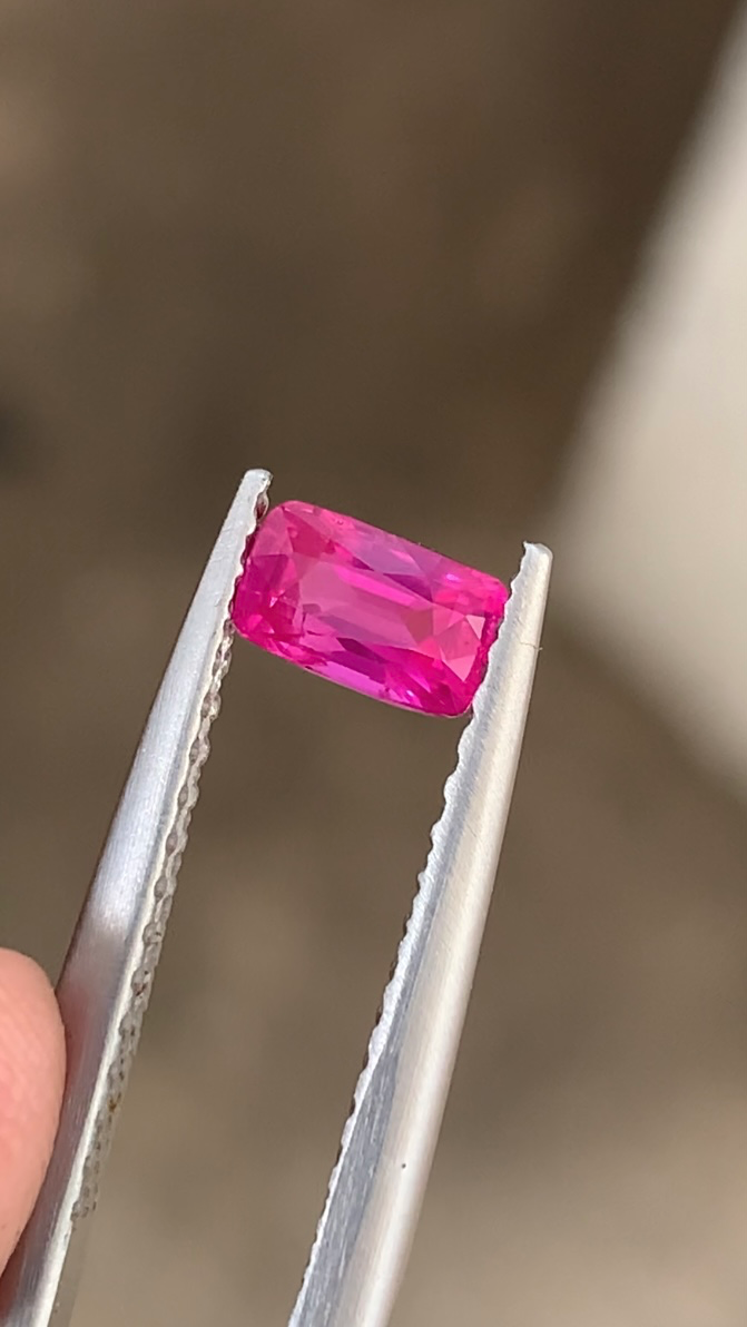 粉色蓝宝石