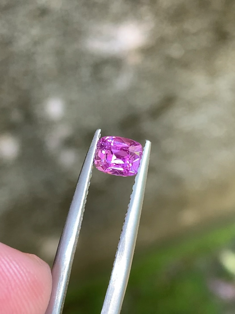 粉色蓝宝石
